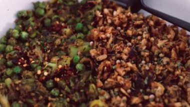 Vejetaryen brokoli ve teriyaki soslu bezelye dilimlenmiş soya peyniri, sağlıklı bitki temelli yemek tarifleri.