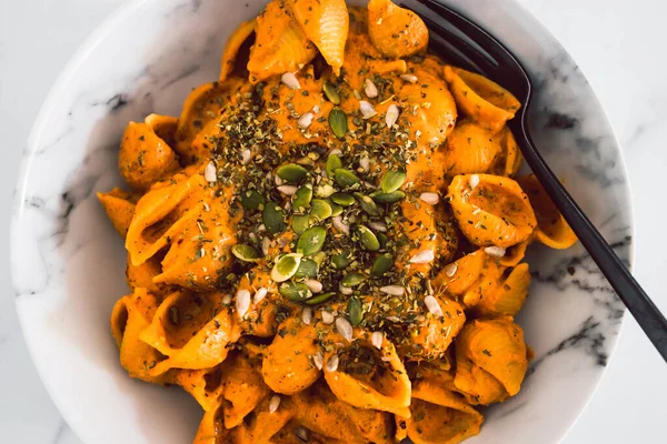 Vegan Shell Pasta Σπιτικό Κρεμώδες Tofu Και Bell Pepper Sauce Εικόνα Αρχείου