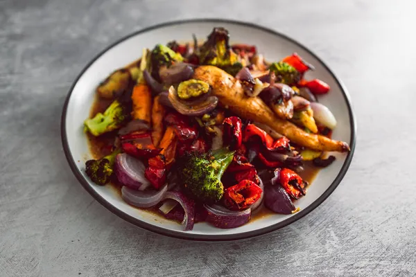 Veganer Braten Mit Gemischtem Frischem Gemüse Frisch Aus Dem Garten lizenzfreie Stockbilder