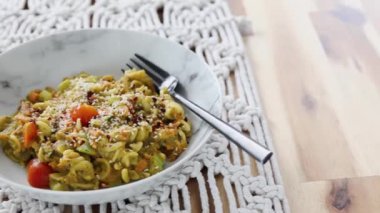 Havuçlu vejetaryen makarna ve taze pesto sosu, sağlıklı bitki temelli yemek tarifleri.