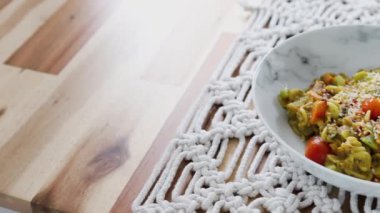 Havuçlu vejetaryen makarna ve taze pesto sosu, sağlıklı bitki temelli yemek tarifleri.