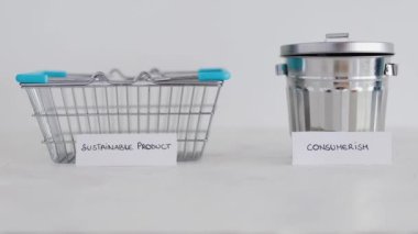 Tüketime karşı sürdürülebilir ürünler ve kasıtlı alışveriş kavramsal imaj, iyi satın alınması için alışveriş sepeti fazla malların üretilmesi veya etiketlerle satın alınması için geri dönüşüm kutusunun yanında