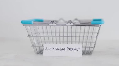 Tüketime karşı sürdürülebilir ürünler ve kasıtlı alışveriş kavramsal imaj, iyi satın alınması için alışveriş sepeti fazla malların üretilmesi veya etiketlerle satın alınması için geri dönüşüm kutusunun yanında