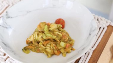 Havuçlu vejetaryen makarna ve taze pesto sosu, sağlıklı bitki temelli yemek tarifleri.