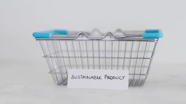 消费主义相对于可持续产品和故意购物的概念形象 购物篮可以买到好东西 旁边是回收利用垃圾桶生产或购买多余商品的标签 — 图库视频影像