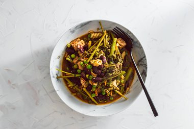 Brokoli fasulyeli vegan kızartması ve karışık sebzeler, sağlıklı bitki temelli yemek tarifleri.