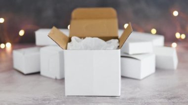 Arka planda peri ışıkları olan teslimat paketleri, online alışveriş ve teslimat kavramı