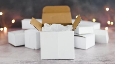 Tüketim kavramsal görüntüsü, arka planda parlak peri ışıkları ve metin ile satın alınan mallar için teslimat paketleri