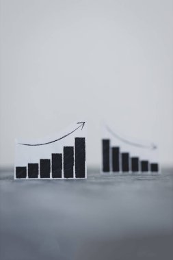 finansal piyasalar veya para ve yatırım kavramı, yukarı ve aşağı eğilimleri gösteren grafikler ve bunların sadece biri sığ alan derinliğinde odaklanmış