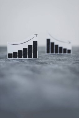 finansal piyasalar veya para ve yatırım kavramı, yukarı ve aşağı eğilimleri gösteren grafikler ve bunların sadece biri sığ alan derinliğinde odaklanmış