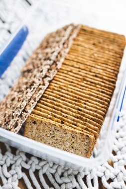 çoklu tahıllı ve çoklu tohumlu hava geçirmez konteynır düzenli kuyruklarda krakerler, basit sağlıklı malzemeler konsepti ve kilerinizin düzenlenmesi.