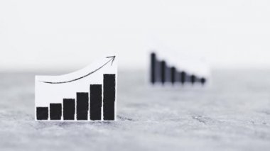 finansal piyasalar veya para ve yatırım kavramı, yukarı ve aşağı eğilimleri gösteren grafikler ve bunların sadece biri sığ alan derinliğinde odaklanmış