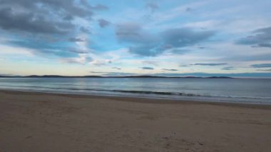 Güzel sahil ve Pasifik Okyanusu manzarası alacakaranlıkta Kingston Sahili Avustralya 'da Güney Tazmanya' da hiç insan olmadan.