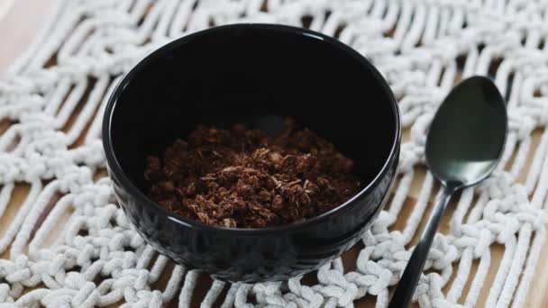 Kakaonun Üzerine Soya Sütü Dökülüyor Yemek Masasında Siyah Kase Içinde — Stok video