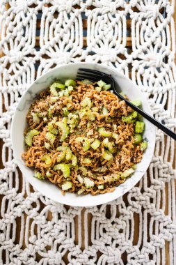 Zencefilli ve soya soslu vejetaryen hazır şehriye. Üstünde kertenkele tohumu ve kırmızı biber taneleri, sağlıklı bitki temelli yemek tarifleri.