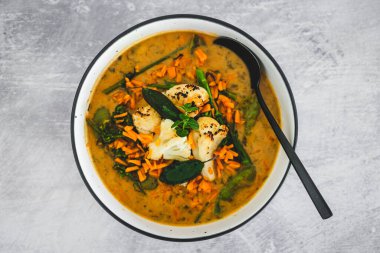 Havuç, kertenkele ve maydanozlu vejetaryen sarı karnabahar körisi, sağlıklı bitki temelli yemek tarifleri.