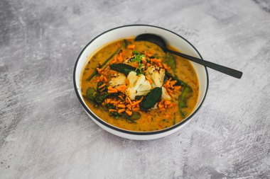 Havuç, kertenkele ve maydanozlu vejetaryen sarı karnabahar körisi, sağlıklı bitki temelli yemek tarifleri.