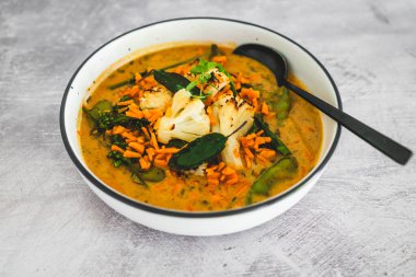 Havuç, kertenkele ve maydanozlu vejetaryen sarı karnabahar körisi, sağlıklı bitki temelli yemek tarifleri.