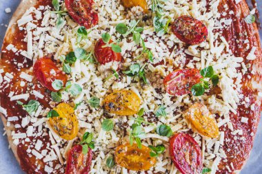 Kızarmış vişneli ve sütsüz peynirli vejetaryen margerita pizza, sağlıklı bitki temelli yemek tarifleri.