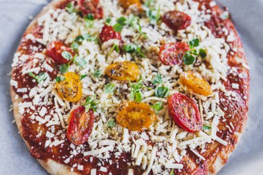 Kızarmış vişneli ve sütsüz peynirli vejetaryen margerita pizza, sağlıklı bitki temelli yemek tarifleri.