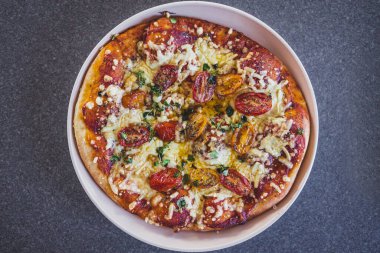 Kızarmış vişneli ve sütsüz peynirli vejetaryen margerita pizza, sağlıklı bitki temelli yemek tarifleri.