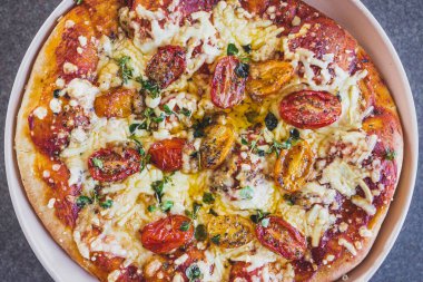 Kızarmış vişneli ve sütsüz peynirli vejetaryen margerita pizza, sağlıklı bitki temelli yemek tarifleri.