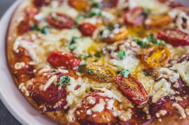 Kızarmış vişneli ve sütsüz peynirli vejetaryen margerita pizza, sağlıklı bitki temelli yemek tarifleri.