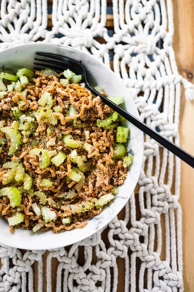 Zencefilli ve soya soslu vejetaryen hazır şehriye. Üstünde kertenkele tohumu ve kırmızı biber taneleri, sağlıklı bitki temelli yemek tarifleri.