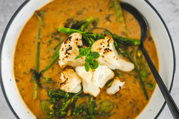 Havuç, kertenkele ve maydanozlu vejetaryen sarı karnabahar körisi, sağlıklı bitki temelli yemek tarifleri.