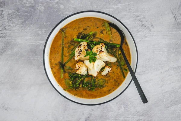 Havuç, kertenkele ve maydanozlu vejetaryen sarı karnabahar körisi, sağlıklı bitki temelli yemek tarifleri.