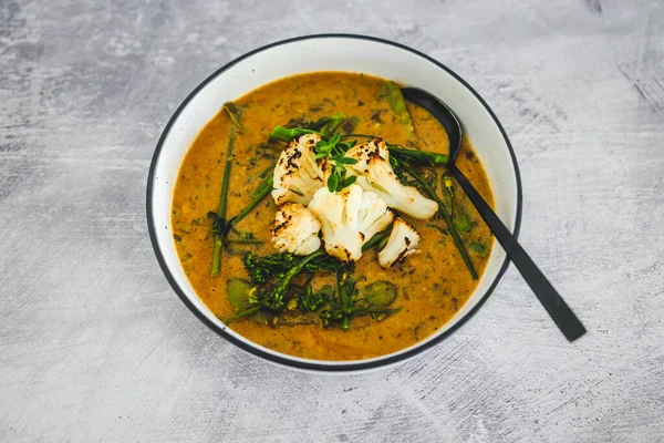 Havuç, kertenkele ve maydanozlu vejetaryen sarı karnabahar körisi, sağlıklı bitki temelli yemek tarifleri.