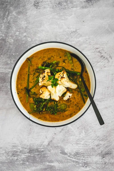 Havuç, kertenkele ve maydanozlu vejetaryen sarı karnabahar körisi, sağlıklı bitki temelli yemek tarifleri.