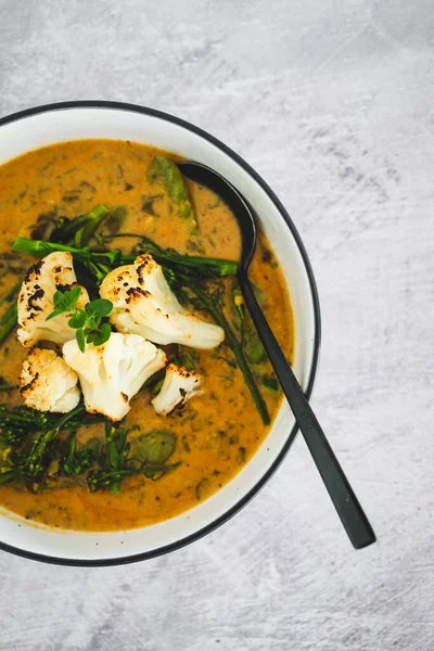 Veganes Gelbes Blumenkohl Curry Mit Karotten Sellerie Und Petersilie Gesunde — Stockfoto