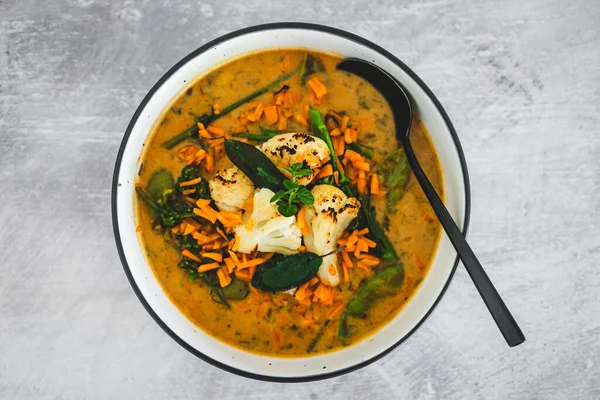 Havuç, kertenkele ve maydanozlu vejetaryen sarı karnabahar körisi, sağlıklı bitki temelli yemek tarifleri.