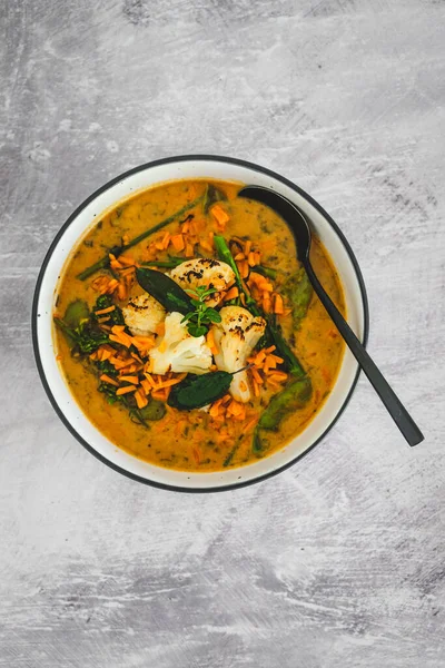 Havuç, kertenkele ve maydanozlu vejetaryen sarı karnabahar körisi, sağlıklı bitki temelli yemek tarifleri.