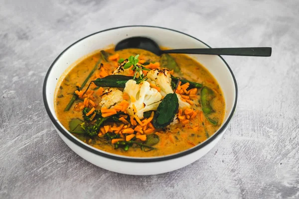 Veganes Gelbes Blumenkohl Curry Mit Karotten Sellerie Und Petersilie Gesunde — Stockfoto