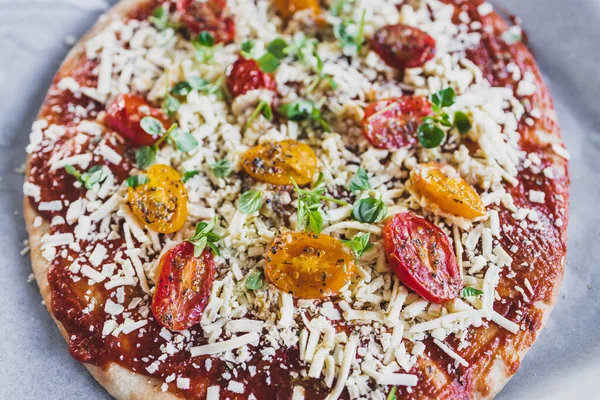 Kızarmış vişneli ve sütsüz peynirli vejetaryen margerita pizza, sağlıklı bitki temelli yemek tarifleri.