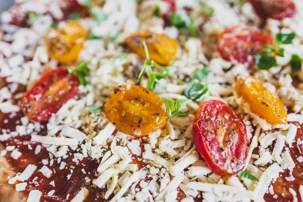 Kızarmış vişneli ve sütsüz peynirli vejetaryen margerita pizza, sağlıklı bitki temelli yemek tarifleri.