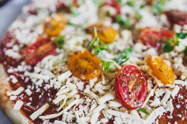 Kızarmış vişneli ve sütsüz peynirli vejetaryen margerita pizza, sağlıklı bitki temelli yemek tarifleri.