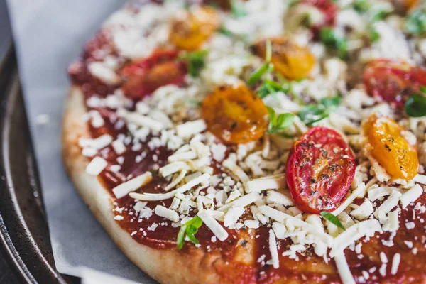 Kızarmış vişneli ve sütsüz peynirli vejetaryen margerita pizza, sağlıklı bitki temelli yemek tarifleri.