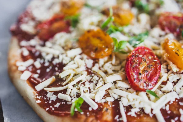 Kızarmış vişneli ve sütsüz peynirli vejetaryen margerita pizza, sağlıklı bitki temelli yemek tarifleri.