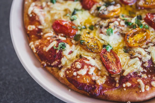 Kızarmış vişneli ve sütsüz peynirli vejetaryen margerita pizza, sağlıklı bitki temelli yemek tarifleri.