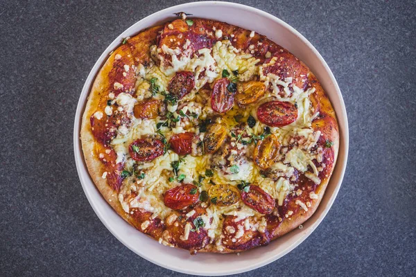 Kızarmış vişneli ve sütsüz peynirli vejetaryen margerita pizza, sağlıklı bitki temelli yemek tarifleri.