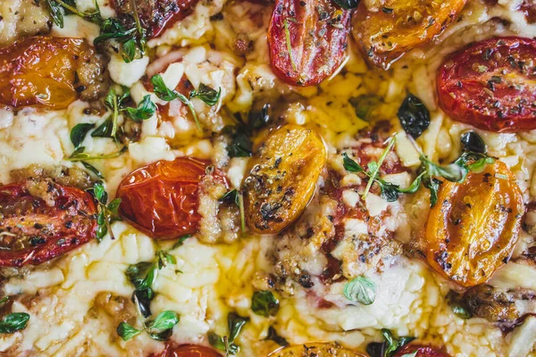 Kızarmış vişneli ve sütsüz peynirli vejetaryen margerita pizza, sağlıklı bitki temelli yemek tarifleri.