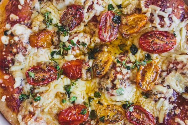 Kızarmış vişneli ve sütsüz peynirli vejetaryen margerita pizza, sağlıklı bitki temelli yemek tarifleri.