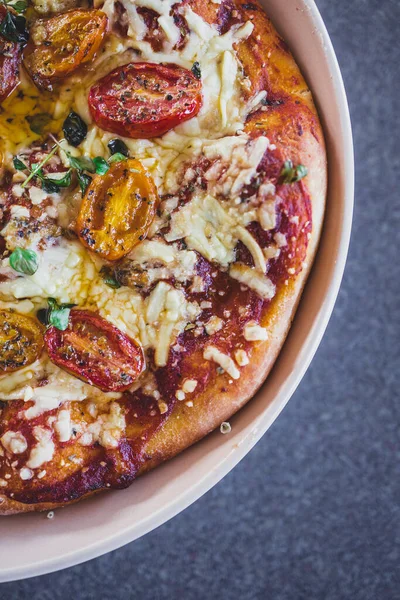 Kızarmış vişneli ve sütsüz peynirli vejetaryen margerita pizza, sağlıklı bitki temelli yemek tarifleri.