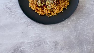 Üzeri zeytinli zencefilli erişte kurutulmuş domates ve parmesanlı kaju soslu sağlıklı bitkisel gıda kavramı.