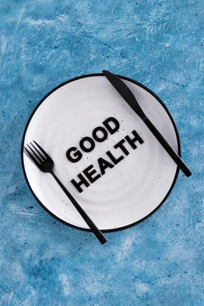 餐盘上有叉子和刀叉的健康食品 饮食相对于健康营养的概念和直觉饮食 — 图库照片