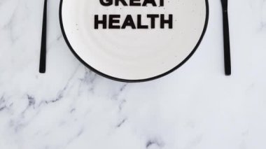 Yemek tabağında çatal ve bıçakla harika bir sağlık metni, beslenme ve sezgisel beslenme kavramı