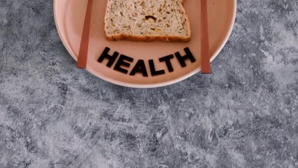Mide Sağlığı Metni Kepekli Çoklu Çekirdekli Ekmek Dilimi Çatal Bıçaklı — Stok video